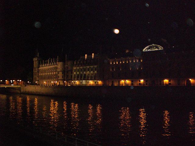 25 Paris-by-night Hotel Dieu.jpg